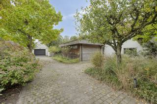 This detached house is located along the Damweg near the polders, which was built on a conveniently oriented plot (1,027m²). In addition to a...