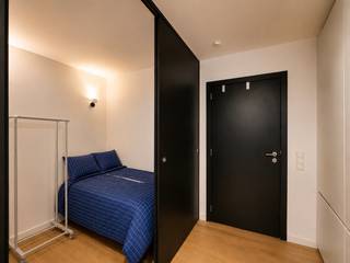 <p><span>Op zoek naar een kwalitatieve investering of een comfortabele studio op een toplocatie in Leuven? Deze onmiddelijk beschikbare studio bevindt zich in </span><strong><span>Residentie Wales</span></strong><span>, een volledig gerenoveerd gebouw met 32 hoogwaardige studio's.</span></p>
<p><span>Dankzij de centrale ligging, net binnen de Leuvense ring, is deze studio bijzonder aantrekkelijk voor studenten en artsen in opleiding. De combinatie van een uitstekende bereikbaarheid en een kwalitatieve afwerking maakt dit een gegeerde woonlocatie.</span></p>
<p><span>De residentie bevindt zich op wandelafstand van het bruisende hart van de Stad, op ongeveer 900 meter van de KU Leuven en vlak bij IMEC/ GHB. Bovendien zorgen de nabijgelegen binnen- en buitenring en de vlotte aansluiting op de expresweg en autosnelweg voor een uitstekende bereikbaarheid.</span></p>
<p><span>De studio is gelegen op het gelijkvloers en beschikt over een aangename, lichtrijke leefruimte, een ingerichte keuken, een afsluitbare slaapruimte en een praktische badkamer met douche. De doordachte indeling zorgt voor een optimaal wooncomfort.</span></p>
<p><span>Wenst u meer informatie of een bezoek ter plaatse? Neem dan gerust contact op met Anne-Leen via </span><strong><span>0495 138 111</span></strong><span>.</span></p>