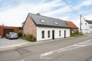Ontdek deze volledig vernieuwde woning, waar modern comfort, energie-efficiëntie en een slimme indeling perfect samenkomen.<br /><br />Deze woning beschikt over een warmtepomp en zonnepanelen, wat zorgt voor een laag energieverbruik en duurzaam wonen.<br />De woonkamer met open keuken en eetruimte vormen het hart van de woning. De keuken biedt een mooi uitzicht op de zonnige tuin, die rechtstreeks toegankelijk is vanuit de leefruimte – ideaal om te ontspannen of gezellig te tafelen in de buitenlucht.<br /><br />Op de verdieping bevinden zich twee comfortabele slaapkamers en een apart toilet. Ook beneden is er een extra toilet voorzien en een moderne badkamer.<br />Aan de voorkant van de woning is een aparte toegang voorzien tot een polyvalente ruimte van circa 40 m² met een trap naar een extra verdieping. Deze ruimtes kunnen op verschillende manieren worden benut: als praktijkruimte, kantoor of atelier, voor wie een vrij beroep uitoefent of als extra slaapkamers, speelkamer, hobbyruimte of thuiskantoor voor wie meer woonruimte wenst.<br /><br />Energiezuinige (label A!) en toekomstbestendige woning. Een ideale keuze voor starters, jonge gezinnen of zelfstandigen die op zoek zijn naar een kwalitatieve woning met tuin &amp; flexibele werk- of slaapmogelijkheden.<br /><br />Interesse? Plan snel je bezoek en ontdek zelf de ruimte die deze woning te bieden heeft!