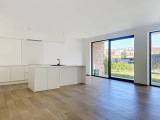 Zeer mooi en uiterst energiezuinig (E-peil 10) 2-slaapkamer appartement op de gelijkvloerse verdieping van dit prachtig en rustig gelegen complex. Het appartement omvat een inkomhal met gastentoilet, leefruimte met open, volledig geïnstalleerde keuken, 2 slaapkamers, badkamer (douche + dubbele wastafel) en wasplaats. Een handige indeling, veel lichtinval en moderne materialen maken dit een zeer aangenaam appartement, en dit op een rustige locatie met al het nodige op fietsafstand. Verder geniet dit appartement een mooie, zuid-georiënteerde tuin met achteringang. Ook qua comfort scoort dit appartement 10/10 met onder andere vloerverwarming, warmtepomp en zonnepanelen. Ondergrondse autostaanplaats + berging + 2 fietsenstallingen inclusief. Gemeenschappelijke kosten €75/maand.