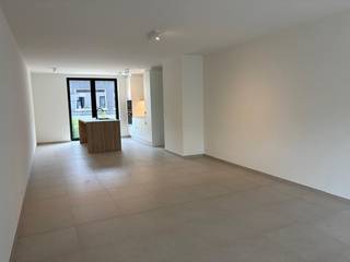 Luxueus wonen<strong> 6% BTW mogelijk.</strong><br /><br />Residentie Sint-Amandus biedt modern en comfortabel wonen op een toplocatie in het centrum van Zwevegem. De lichtrijke appartementen zijn afgewerkt met kwalitatieve, duurzame materialen en uitgerust met energiezuinige technieken. Dankzij de royale zuidwestgerichte terrassen geniet je van zicht op de groene binnentuin en ervaar je rust midden in het bruisende centrum.<br /><br />Indeling van dit appartement:<strong> ruime leefruimte </strong>met <strong>open keuken </strong>en <strong>eiland</strong>, een <strong>eetplaats </strong>een <strong>zithoek</strong>, een <strong>terras</strong>, een <strong>badkamer</strong>, <strong>2 slaapkamers</strong>, een <strong>apart toilet </strong>en een <strong>berging</strong>. <br /><br />Interesse en wenst u meer info? Contacteer Simon op 0471 547 642 - simon@dekeyser.immo of Leopold op 0499 618 354 - leopold@dekeyser.immo<br /><br /><br />Deze prijs is exclusief kosten