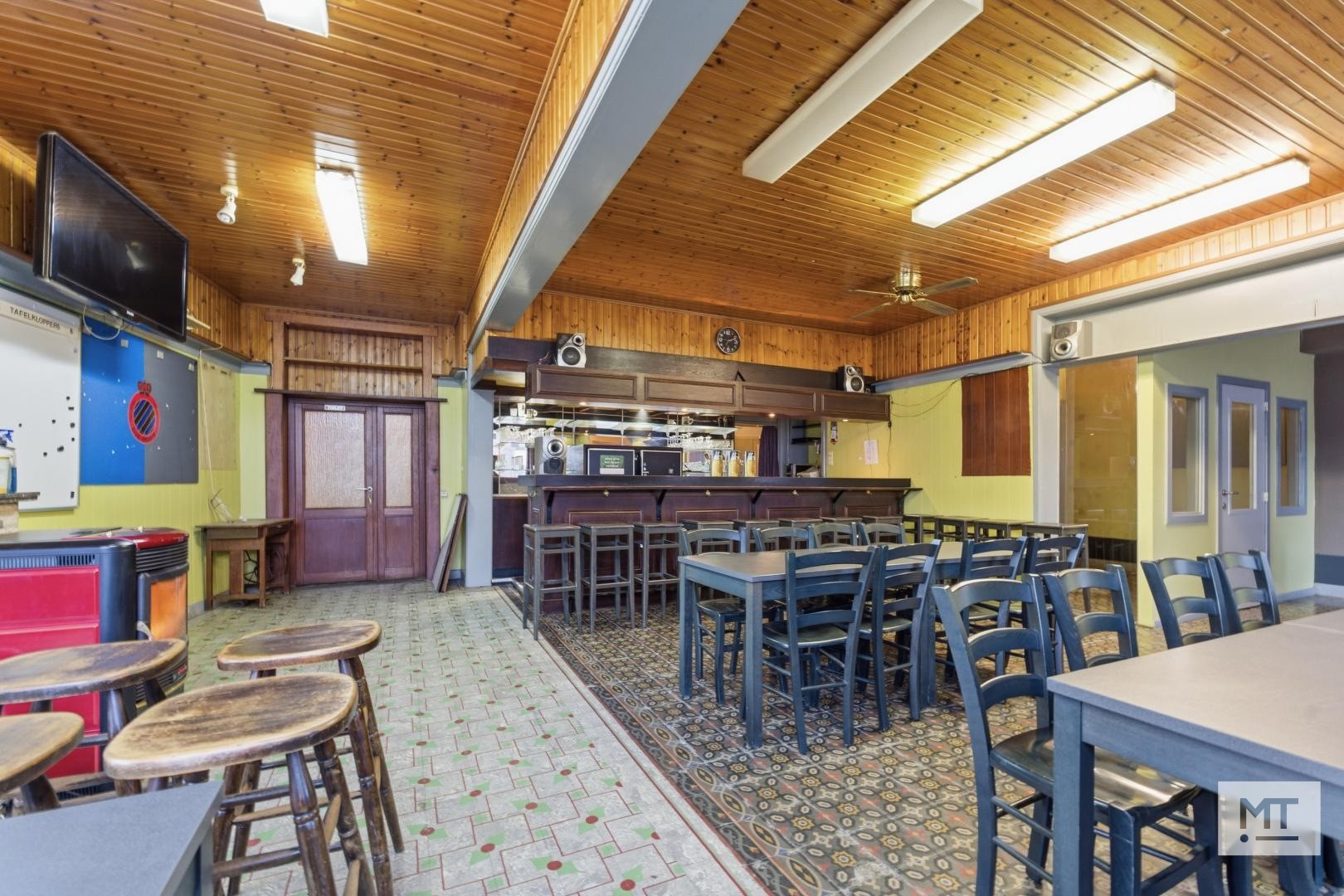 Bijzonder ruim gebouw met magazijn in de dorpskern van Zandvoorde (Zonnebeke) - foto 4