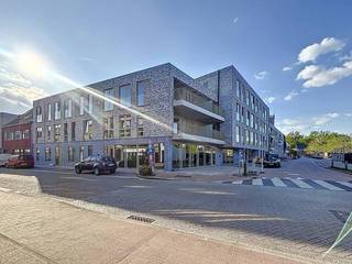 Located within walking distance of the municipal park, shops, restaurants and public transport, this apartment combines all the assets for...