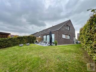 <strong>Recente en tijdloze woning met tuin in rustige buurt van Ronse</strong><br />Deze stijlvolle woning uit 2015 bevindt zich in de groene Stadstuin van Ronse, in een rustige straat op wandelafstand van het stadscentrum en het station. <strong>Een ideale ligging voor wie graag omringd is door groen, maar toch de voordelen van het stadsleven wil behouden. </strong><br /><br />De woning is perfect onderhouden, instapklaar en biedt een hoog wooncomfort dankzij haar doordachte indeling en energiezuinige uitrusting.<br /><br />Indeling:<br />Via de inkomhal met apart gastentoilet komt u in de lichtrijke leefruimte met open keuken, die uitgeeft op het gezellige terras en de fraai aangelegde tuin. Verder is er een praktische berging en een inpandige garage.<br />Op de bovenverdieping bevinden zich drie ruime slaapkamers, een moderne badkamer met zowel ligbad als douche, en een apart toilet. De zolder biedt extra bergruimte.<br /><br /><strong>Troeven</strong><br />- Instapklaar en uitstekend onderhouden<br />- Bijna-nieuwbouwwoning (2015)<br />- Energiezuinig met centrale verwarming op gas (hoogrendementsketel) <br />- Ventilatiesysteem aanwezig<br />- Regenwaterput aangesloten<br />- geen asbest <br />- AANKOPEN KAN AAN 2% REGISTRATIE RECHTEN<br />- Mooie, onderhoudsvriendelijke tuin met terras en oprit<br /><br /><strong>Interesse? Contacteer Jens 0488 98 13 30 of jens@immoboss.be</strong>