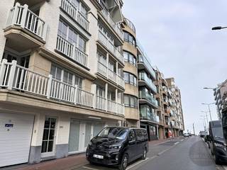 Op een toplocatie in Knokke-Heist bevindt zich dit prachtige, volledig gerenoveerde appartement (2025), afgewerkt met oog voor detail en kwaliteit.<br /><br />Het appartement beschikt over drie volwaardige slaapkamers, waarvan twee met een eigen badkamer, wat zorgt voor optimaal comfort en privacy. De afwerking is bijzonder smaakvol en sfeervol, met indirecte verlichting die het geheel een warme en luxueuze uitstraling geeft.<br /><br />De ruime woonkamer sluit naadloos aan op de ingerichte open keuken met kookeiland, ideaal voor wie houdt van gezelligheid en modern wooncomfort. Zowel aan de voor- als achterzijde is er een terras, zodat u op elk moment van de dag van de zon kan genieten.<br /><br />Verder is er een apart gastentoilet, een praktische wasplaats/berging discreet geïntegreerd in een kastenwand in de hal, en een private kelderberging.<br /><br />Een instapklaar kwaliteitsappartement op een gegeerde ligging, perfect als vaste woonst, tweede verblijf of investering.