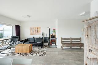 Dit appartement van 104m² ligt op korte afstand van het strand in Knokke-Heist en is gelegen op de zesde verdieping. Dankzij de hoge ligging kijkt u hier ongehinderd uit over het water, zowel vanuit de zithoek als vanaf het terras. Het appartement beschikt over drie volwaardige slaapkamers en twee badkamers, aangevuld met een terras aan zowel de voor- als achterzijde.<br /><br />Indeling:<br />Inkomhal met vestiaire en een apart toilet. Van hieruit bereikt u de ruime woonkamer, die dankzij grote ramen baadt in het licht en rechtstreeks toegang geeft tot het voorste terras. De keuken is functioneel ingericht en sluit aan bij de leefruimte. Via de nachthal komt u bij de drie slaapkamers en de twee badkamers. Achteraan bevindt zich nog een tweede terras.<br /><br />Het appartement is instapklaar en afgewerkt met degelijke materialen. <br /><br />De residentie beschikt daarnaast over een binnenzwembad en directe toegang tot een privéstrand, en maakt deel uit van een uitgestrekt groen domein van meer dan 6 hectare, vlakbij de zeedijk.<br /><br />Wenst u meer informatie of een bezoek ter plaatse? Contacteer ons gerust, wij leiden u graag rond.