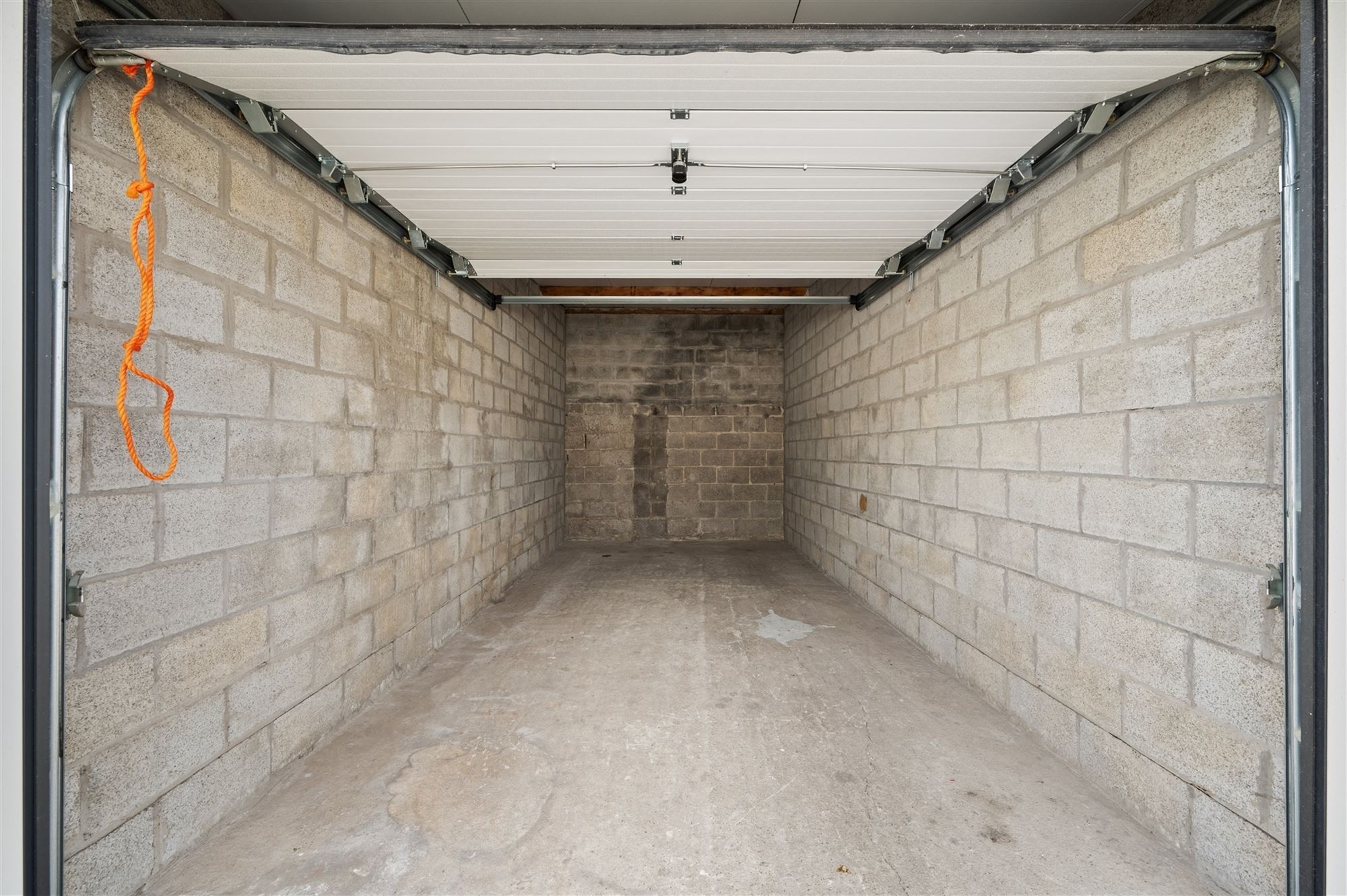 Vernieuwde en onmiddellijk beschikbare garagebox - foto 2