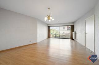 Welkom in Residentie Silverbeach, een gunstig gelegen appartement vlakbij het bruisende hart van Oostende, op wandelafstand van de zeedijk en het strand. Dit op te frissen 2-slaapkamerappartement is gelegen op de tweede verdieping en biedt veel potentieel voor wie op zoek is naar een comfortabel verblijf aan de kust. Daarnaast beschikt het appartement over een kelder en een gemeenschappelijke fietsenberging. Interesse? Plan vandaag nog een bezoek of contacteer ons voor meer informatie!