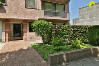 <p><span>Dit perfect onderhouden appartement (106 m²) met voor- én achtertuin vinden we op de gelijkvloerse verdieping van een rustig en goed onderhouden gebouw met het park 'Neerhofke' recht tegenover de deur.</span></p><p><span>Met het commerciële centrum, de Bist en alle belangrijke invalswegen vlot bereikbaar, heeft deze ligging alle troeven in handen.</span></p><p><span> </span></p><p><span>Indeling:</span></p><p><span>We stappen binnen in de ruime inkomhal met apart gastentoilet.</span></p><p><span>De woonkamer is vooraan gelegen en geniet veel daglicht dankzij het grote schuifraam. De voortuin met toeganspoortje en hagen rondom garandeer privacy en een groen uitzicht.</span></p><p><span>De recent vernieuwde keuken is voorzien van een inductie kookplaat, dampkap, oven + microgolf en koelkast. Naast de keuken is er nog een handige berging met aansluiting voor een wasmachine.</span></p><p><span> </span></p><p><span>De inkomhal leidt ook naar de twee slaapkamers achteraan die beiden toegang bieden tot de omheinde tuin met tuinhuis.  </span></p><p><span>Een derde kamer (zonder raam) van 2,7 m x 1,85 m kan perfect dienst doen als bureau, hobbykamer of dressing.</span></p><p><span>Centraal is er de vernieuwde badkamer welke is voorzien van een inloopdouche en ruim lavabomeubel met 4 kolomkasten. </span></p><p><span>Verder is er ook nog een propere kelderberging (2,45 x 3,6) inbegrepen + een ondergrondse autostaanplaats in een naastgelegen gebouw.</span></p><p><span> </span></p><p><span>De voornaamste troeven opgesomd:</span></p><p><span>- Gunstige ligging in woonwijk tegenover park en nabij centrum</span></p><p><span>- Zeer rustig en goed onderhouden gebouw!</span></p><p><span>- Alle ramen zijn voorzien van rolluiken</span></p><p><span>- Ruim appartement met grote vertrekken en veel opbergruimte</span></p><p><span>- Voor- én achtertuin</span></p><p><span>- Lage maandelijkse kosten van € 122/mnd incl. water, blokpolis, onderhoud gemene delen, syndicus,...)</span></p><p><span> </span></p><p><span>EPC: 259 kWh/m² - C-label</span></p><p><span>Waterinfo: P-score D - G-score D</span></p><p><span> </span></p><p><span>Voor meer info of een bezoek ter plaatse, bel ons op 03-449 42 41 of mail ons via hallo@habicom.be.</span></p><p><span>Benieuwd naar de waarde van jouw woning?  Check het gratis op <span>www.watismijnhuiswaard.be</span></span><span> </span></p><p><span> </span></p><p><span> </span></p><p><span> </span></p><p><span> </span></p>