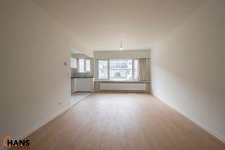 Inkomhal; apart toilet; leefruimte met open keuken met kasten, kookplaat, dampkap en ruimte voor een eigen koelkast en vaatwasser; badkamer...