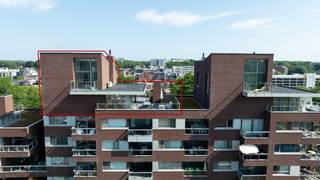 In Genk centrum, vlak naast de kerk, ligt het prestigieuze project VILLARDEL dat in 2020 is opgeleverd. Op de bovenste verdieping bevindt zich een uitzonderlijk ruim duplex-appartement met 3 slaapkamers en 2 badkamers. Op het schitterende terras hebben een weids zicht en een 360 view wat voor een uiterst ruimtelijk en lichtrijk gevoel ook in het appartement brengt. De leefruimte bestaat uit een compleet uitgeruste grote keuken met kookeiland en ontbijthoek, een ruime eetplaats, "bureau-bibliotheek"-ruimte en een Tv salon in het 7 m hoog gedeelte. Deze geeft nog een extra dimensie aan het open leefgedeelte. Aan elke zijde van het appartement hebben we een mooi zicht. Verder is er nog een grote berging, vestiaire en gastentoilet. Via de op maat gemaakte open stalen/houten trap bereiken we de verdieping bevinden waar zich 3 ruime slaapkamers, een volledig uitgeruste badkamer met ruime inloopdouche en dubbel wastafelmeubel en een apart toilet terug te vinden zijn. In een van de 3 slaapkamers is er een douchekamer met wastafel voorzien. Bijzonder uniek zijn de 2 terrassen op 2 verschillende verdiepingen, waardoor een absoluut tuingevoel ontstaat. Beide terrassen hebben een ver zicht op de stad en op het mooie groen dat Genk te bieden heeft. De 2 autostaanplaatsen en een ruime kelderberging zijn incl.de vraagprijs.<br />Dit centraal én toch zeer rustig gelegen villa-appartement is volledig instapklaar en klaar voor de toekomst. Er is ook maar 1 in-(toe-)gang (1 appartement) op deze verdieping wat het appartement nog een exclusievere indruk geeft.<br /><br />Buitengewone kenmerken;<br />- Top ligging in Genk centrum<br />- Weids zicht<br />- 191m² ruime woonbeleving op 2 verdiepingen<br />- Instapklaar en afgewerkt met de beste en tijdloze materialen<br />- Vloerverwarming<br />- Airco<br />- 3 slaapkamers<br />- 2 terrassen met een oppervlakte van +- 93m²<br />- Energiezuinig EPC B<br />- Privacy gegarandeerd