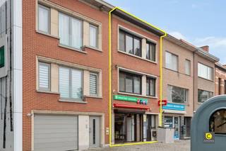  Zeer centraal gelegen handelspand + duplex appartement in Edegem Dit pand is gelegen in het levendige Edegem en is op een zeer goede commerciële...