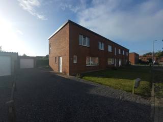 In de Bekaertstraat, een rustige wijk nabij het station van Nazareth, vinden we deze halfopen gezinswoning.De woning beschikt over een inkomhal met...