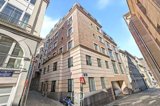 Op een gunstige locatie in het centrum van Brussel, vlak bij de Kunstberg en de Zavel, vinden we dit aangename gelijkvloerse appartement van circa 75 m². De combinatie van een praktische indeling, mooie lichtinval en een uitstekende ligging maakt dit een comfortabele woonplek voor wie graag alle troeven van de hoofdstad binnen handbereik heeft.<br /><br />Bij binnenkomst komt u in de inkomhal, voorzien van een afzonderlijk gastentoilet. De ruime leefruimte biedt plaats aan zowel een gezellige zithoek als een eetgedeelte en staat rechtstreeks in verbinding met de volledig ingerichte keuken. Het appartement beschikt daarnaast over één slaapkamer en een badkamer met douche. <br />Een parkeerplaats kan bijkomend worden gehuurd. Bewoners kunnen eveneens gebruikmaken van de gemeenschappelijke fietsenstalling.<br /><br />EPC: C+<br />Provisie gemeenschappelijke lasten: €105/maand<br />Provisie water: €40/maand