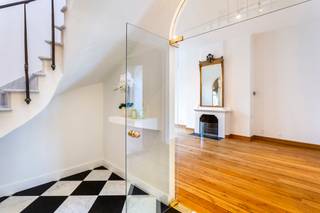 Dit uitzonderlijk riant duplex-appartement bevindt zich op de eerste en tweede verdieping van een statige herenwoning in het hartje van Antwerpen...