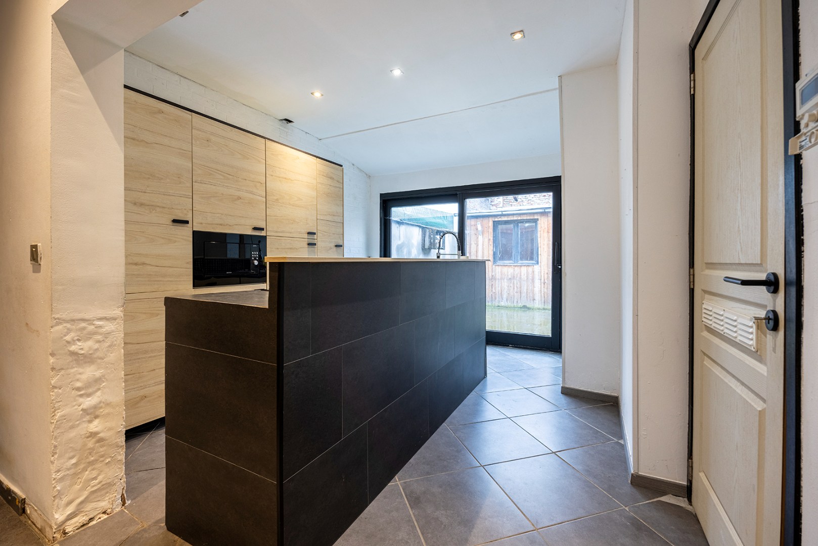 Af te werken woning met koer en tuinhuis! - foto 4