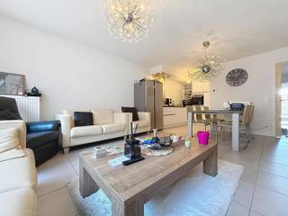 <p>Instapklaar appartement in het hart van de stad bestaande uit een inkomhal met afzonderlijk toilet, gezellige leefruimte met eet-en zithoek, volledig uitgeruste open keuken met aanpalende was/bergplaats, ingerichte badkamer (inloopdouche en lavabomeubel), 2 slaapkamers, groot terras +-25m² en een garage met sectionale poort die bij te kopen is voor 37.000€</p>
<p>Extra troeven:<br />Conforme keuring elektriciteit<br />Energiezuinig (Label-A)<br />Private berging + fietshaak (gelijkvloers)<br />Lift aanwezig<br />Groot terras van 25m²<br />Mogelijkheid garage bij te kopen (37.000€)<br />Op een steenworp van scholen, winkels, centrum en Park Baron Casier<br />Instapklaar en direct verhuurrendement</p>
<p>Dit appartement is te koop ZONDER makelaar via het concept van Smart Houses! Wenst U verdere inlichtingen of bezoek? Contacteer rechtstreeks de eigenaar via 0477/96.96.24.</p>