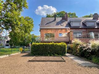 <p>Ruimte, potentieel en een uitstekende ligging komen samen in deze verrassend ruime drie-gevelwoning uit 1972, gelegen in een rustige doodlopende straat in het gegeerde Wezembeek-Oppem. Met een netto bewoonbare oppervlakte van maar liefst 332 m² op een perceel van 5a 17ca biedt deze eigendom een waaier aan mogelijkheden voor grote gezinnen, zelfstandigen of investeerders. De bestemming laat bovendien de uitbating als handelshuis of de uitoefening van een vrij beroep toe. De woning beschikt vandaag over vijf volwaardige slaapkamers, met de mogelijkheid om uit te breiden naar minstens acht slaapkamers. De royale voorgevelbreedte van 8 meter, de volledige onderkeldering en de westelijk georiënteerde tuin versterken het uitzonderlijke karakter van deze eigendom.<br />Dankzij het gunstige EPC B combineert deze woning een energiezuinige basis met de kans om het interieur volledig naar eigen smaak en hedendaagse normen te renoveren. Het asbesthoudende dak dient vervangen te worden, maar daar staat een unieke opportuniteit tegenover om een woning met uitzonderlijke volumes volledig te personaliseren. De uitstekende bereikbaarheid, de gegeerde residentiële ligging en de onmiddellijke beschikbaarheid bij akte maken dit een bijzonder interessant renovatieproject met een enorm waardepotentieel.</p>