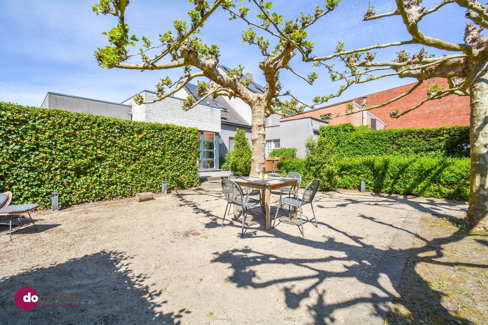 Charming semi-detached building with beautiful garden and prime location on the canal - photo 1