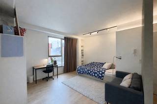 Ontdek deze moderne, instapklare studentenkamer van ca. 32 m² in een recent gebouw uit 2016, gelegen op één van de meest gewilde locaties van Antwerpen: de Franklin Rooseveltplaats, naast het Operaplein. Ideaal voor studenten die centraal willen wonen, op slechts enkele minuten van het Centraal Station en alle universiteitscampussen. In de directe omgeving vind je een bruisende mix van winkels, trendy cafés, gezellige restaurants, culturele hotspots en uitstekende verbindingen met het openbaar vervoer.<br /><br />De kamer ligt aan de achterkant van het gebouw, op de derde verdieping, en is slim ingedeeld met een moderne afwerking. De slaapkamer is voorzien van een bedframe, praktische inbouwkasten en een scheidingswand voor extra privacy. Daarnaast beschikt de kamer over een eigen badkamer met douche, lavabo en toilet.<br /><br />Het gebouw biedt tal van voorzieningen die het studentenleven comfortabel en zorgeloos maken, zoals een ondergrondse fietsenstalling, een ruime gemeenschappelijke keuken en een gezellige buitenruimte. Veiligheid en gemak zijn verzekerd dankzij camerabewaking, toegangscontrole, een afvalsorteersysteem, lift en een nabijgelegen openbare parking. Wifi en tv-aansluiting zijn uiteraard aanwezig. Het dak is voorzien van zonnepanelen en in de kelder staat een wasmachine en droogkast ter beschikking. <br /><br />Deze instapklare studentenkamer van ca. 32 m² is te koop voor 177.000 EUR<br /><br />Momenteel is deze studio verhuurd, een ideale investering dus! <br /><br />Graag komen kijken? Neem gerust contact op via immo@sidimex.be of bel ons op 03 203 02 02 voor een afspraak.