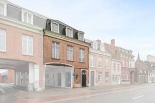 IMMO FRANCOIS MEETJESLAND PRESENTEERT BOELARE 110!<br /><br />WIJ VERWIJZEN U VOOR ALLE INFO &amp; DOCUMENTEN GRAAG DOOR NAAR ONZE WEBSITE: IMMOFRANCOIS.BE.<br /><br />WENST U EEN GRATIS EN VRIJBLIJVENDE VERKOOPSANALYSE MET WAARDEBEPALING VAN UW EIGENDOM? DARIO KOMT GRAAG BIJ U LANGS!<br /><br />OPEN HUIS - 18.04.26 | 13U - 14U<br /><br />Stap binnen in de geschiedenis van deze indrukwekkende woning, die ooit dienst deed als thuis voor de eigenaars van de voormalige stokerij Brandy. Deze karaktervolle woonst werd eind jaren ’60 opgetrokken met duurzame materialen en een duidelijke focus op klasse en verfijning.<br /><br />Gelegen in het hart van Eeklo biedt deze eigendom een uitzonderlijke opportuniteit voor wie op zoek is naar een woning met uitstraling en een praktische indeling verspreid over drie niveaus. Hoewel een energetische update wenselijk is, beschikt de woning over een sterke structuur en tal van mogelijkheden om ze volledig naar hedendaagse normen te brengen. Daarbij geniet u van alle troeven die het centrum van Eeklo te bieden heeft.<br /><br />Bij het betreden van de eerste verdieping wordt u verwelkomd in een lichtrijke en royale leefruimte waar authenticiteit en ruimtegevoel hand in hand gaan. Aansluitend bevindt zich de keuken met een aparte berging. Het achterliggende terras vormt een aangename buitenplek en biedt bijkomende opbergruimte.<br /><br />De tweede verdieping herbergt vier volwaardige slaapkamers met een mooie lichtinval. Daarnaast is er een extra kamer die perfect kan dienen als bureau, hobbyruimte of bijkomende slaapkamer. De badkamer is voorzien van een ligbad en dubbele wastafel, en een afzonderlijk toilet vervolledigt deze verdieping.<br /><br />Bent u op zoek naar een statige woning met karakter in het hart van Eeklo? Aarzel dan niet om contact op te nemen met Dario Van Kerckvoorde van Immo Francois Meetjesland voor meer informatie of een bezoek ter plaatse.<br /><br />GRAAG ALS EERSTE OP DE HOOGTE VAN ONS AANBOD? 1) BEZORG ONS UW ZOEKVOORKEUREN EN WE HOUDEN CONTACT, 2) VOLG @IMMOFRANCOISMEETJESLAND VIA INSTAGRAM<br /><br />