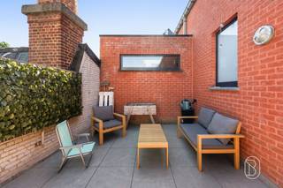 Instapklaar duplexappartement met 3 slaapkamers, + ruim gezellig terras in Brakel. Op zoek naar een ruim en instapklaar kwalitatief afgewerkt appartement op een centrale ligging? In de Gauwstraat, pal in het centrum van Brakel, vinden we dit aangename duplexappartement met 3 slaapkamers, een ruim terras en privatieve carport. Dankzij de grote raampartijen geniet de leefruimte bovendien van bijzonder veel natuurlijk licht.INDELING: Het appartement bevindt zich op de eerste verdieping van een kleinschalig appartementsgebouw. Inkomhal met toilet, gezellige lichtrijke leefruimte met open geïnstalleerde keuken, berging. Leuk gezellig terras, waar voldoende plaats is om gezellig te tafelen of tot rust te komen. Via de trap bereiken we de bovenverdieping: 3 slaapkamers en de badkamer. Er is daarnaast ook een ruime zolder over de gehele oppervlakte en een kelderberging.Te koop via Immo Beguin, jouw vastgoedexpert sinds 2009. Met kantoren in Ronse, Waregem, Kortrijk, Deinze, Doornik en Lessines. ✉️ info@immobeguin.be📞 +32 486 60 66 00
