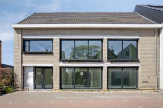 Dit appartement van 109 m² bevindt zich in het centrum van Nieuwrode, vlakbij winkels en openbaarvervoer.Het bestaat uit een inkomhal met...