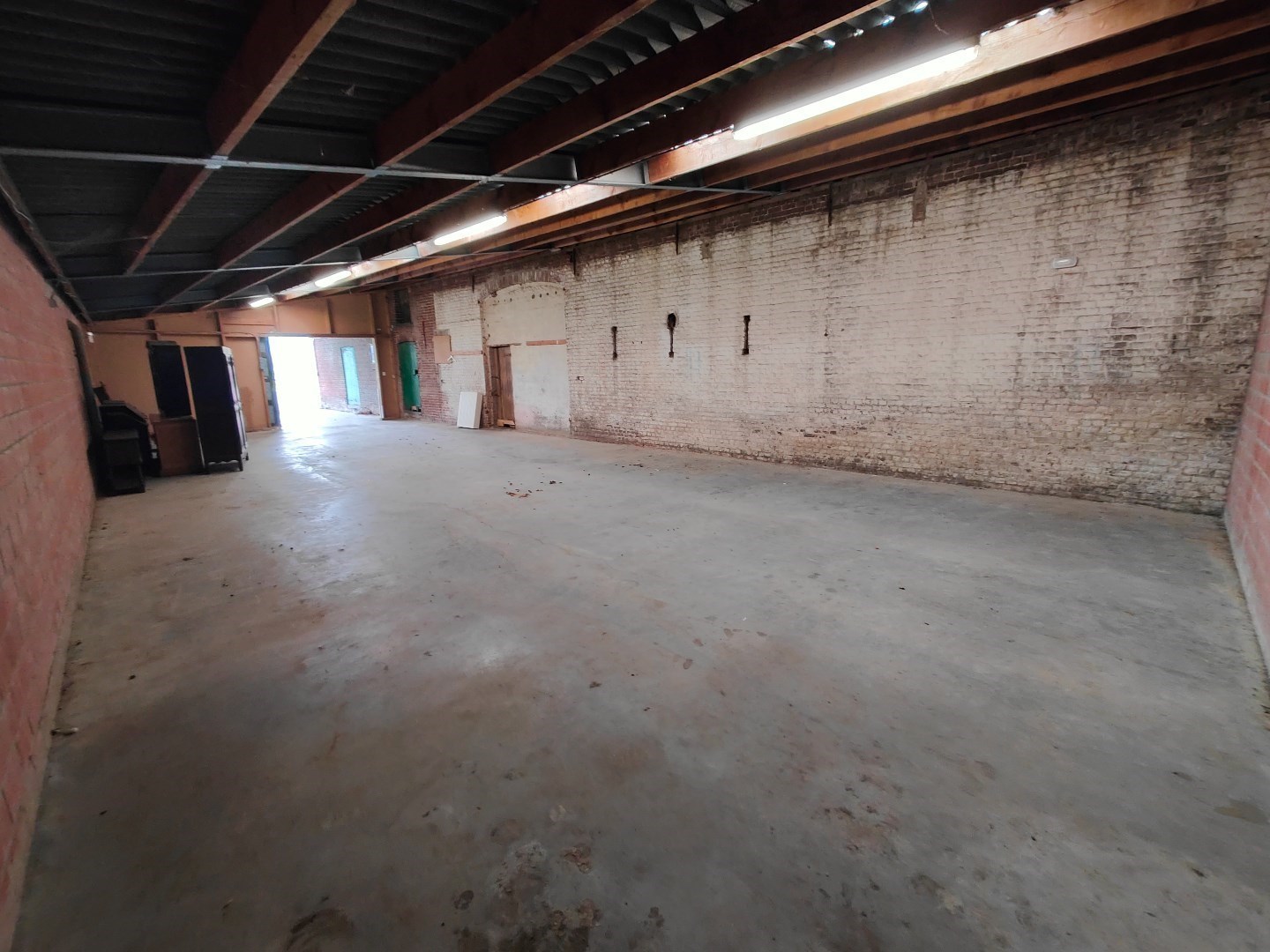 Opbergplaats + overdekte staanplaats met alle nodige voorzieningen - foto 4