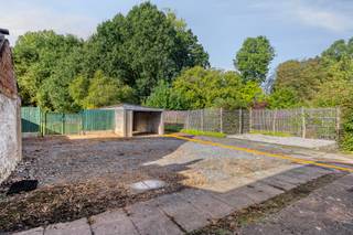 Totaal te renoveren woning met garagebox en ruime tuin
Op zoek naar een renovatieproject op een bijzonder rustige locatie? Deze woning met ca. 91 m² bewoonbare oppervlakte is gelegen in tweede lijn en biedt heel wat mogelijkheden om volledig naar eigen smaak te worden ingericht.
Op het gelijkvloers beschikt de woning over een inkomhal, eetplaats, salon, keukenruimte en badkamer. De eerste verdieping omvat twee slaapkamers, een badkamer en een inrichtbare zolderruimte die bijkomende mogelijkheden biedt.
Buiten geniet u van een leuke tuin van ca. 340 m² met een aangenaam uitzicht op het achterliggende groen. De afzonderlijke garagebox vormt een bijkomende troef en biedt praktische parkeer- of bergruimte.
De woning bevindt zich momenteel in niet-bewoonbare staat en dient volledig gerenoveerd te worden. Het betreft dan ook een totaalrenovatie, ideaal voor wie op zoek is naar een project met potentieel en de woning volledig volgens eigen wensen wil vormgeven. De renovatieverplichting is van toepassing.
Het naastgelegen perceel geniet een recht van doorgang.
Wenst u meer informatie of een bezoek ter plaatse? Aarzel niet ons te contacteren via Laurens@immoaccenta.be.