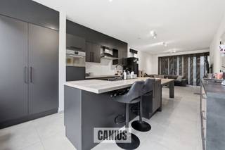 <p><span>MAISON SITUÉE AU CALME AVEC 4 CHAMBRES PRÈS DU CENTRE-VILLE</span></p><p><span> </span></p><p><span>Le projet Bloesemhof a été achevé en 2019 et abrite cette maison familiale contemporaine. Son emplacement est idéal pour les résidents qui souhaitent vivre au calme à proximité du centre-ville. Nous sommes ainsi à quelques pas de la Grand-Place, où l'on peut se rendre chaque samedi pour le marché hebdomadaire, de la piscine, de la gare, de plusieurs écoles, de supermarchés, de commerces de proximité, des transports en commun, de divers bars et restaurants, etc. </span></p><p><span> </span></p><p><span>En arrivant à Nieuwenhuyzen, nous découvrons, au niveau du numéro 52, cet ensemble immobilier fermé. En passant par la porte d’entrée, nous pénétrons dans la maison et arrivons dans le hall d’entrée. Celui-ci nous mène aux toilettes pour invités et à l’espace de vie ouvert, composé d’une cuisine entièrement équipée pour préparer de délicieux repas, d’un coin repas et d’un coin salon avec vue sur l’agréable jardin urbain. L'espace de vie nous donne également accès au débarras/buanderie. Après avoir découvert le rez-de-chaussée, nous empruntons l'escalier situé dans l'espace de vie qui nous mène au premier étage. Arrivés dans le couloir de nuit, nous accédons à deux chambres et à la salle de bains. Celle-ci est équipée d’un deuxième WC, d’une douche et d’un meuble-lavabo à double vasque. Par l’escalier fixe situé dans le couloir de nuit, nous nous rendons au deuxième étage. Nous y trouvons à nouveau deux chambres spacieuses.</span></p><p><span> </span></p><p><span>L'un des atouts majeurs de cette maison est son agréable jardin urbain, doté d'une terrasse, d'un abri de jardin et de tout l'espace vert nécessaire. Au fond du jardin, un petit portillon nous donne accès au sentier pédestre. En empruntant ce sentier, nous traversons la verdure pour rejoindre le centre-ville animé ; </span></p><p><span> </span></p><p><span>Atouts : </span></p><p><span>- Décoration des fenêtres fournie </span></p><p><span>- Présence de luminaires</span></p><p><span>- Logement confortable et économe en énergie</span></p><p><span>- L'ensemble du logement a récemment été repeint</span></p><p><span>- Place de parking privative à proximité du logement, comprise dans le loyer</span></p><p><span> </span></p><p><span>Vous êtes, tout comme nous, convaincu des atouts de cette maison de ville récente ? N’hésitez pas à demander rapidement une visite ou de plus amples informations auprès de l’un de nos collaborateurs, joignable à l’adresse <span>info@canius.be</span></span><span> ou au 078 78 30 39. </span></p><p><span> </span></p><p><span>Les surfaces mentionnées sont données à titre indicatif. Canius Real Estate ne peut être tenu responsable de l’exactitude des informations fournies. </span></p><p><span> </span></p>