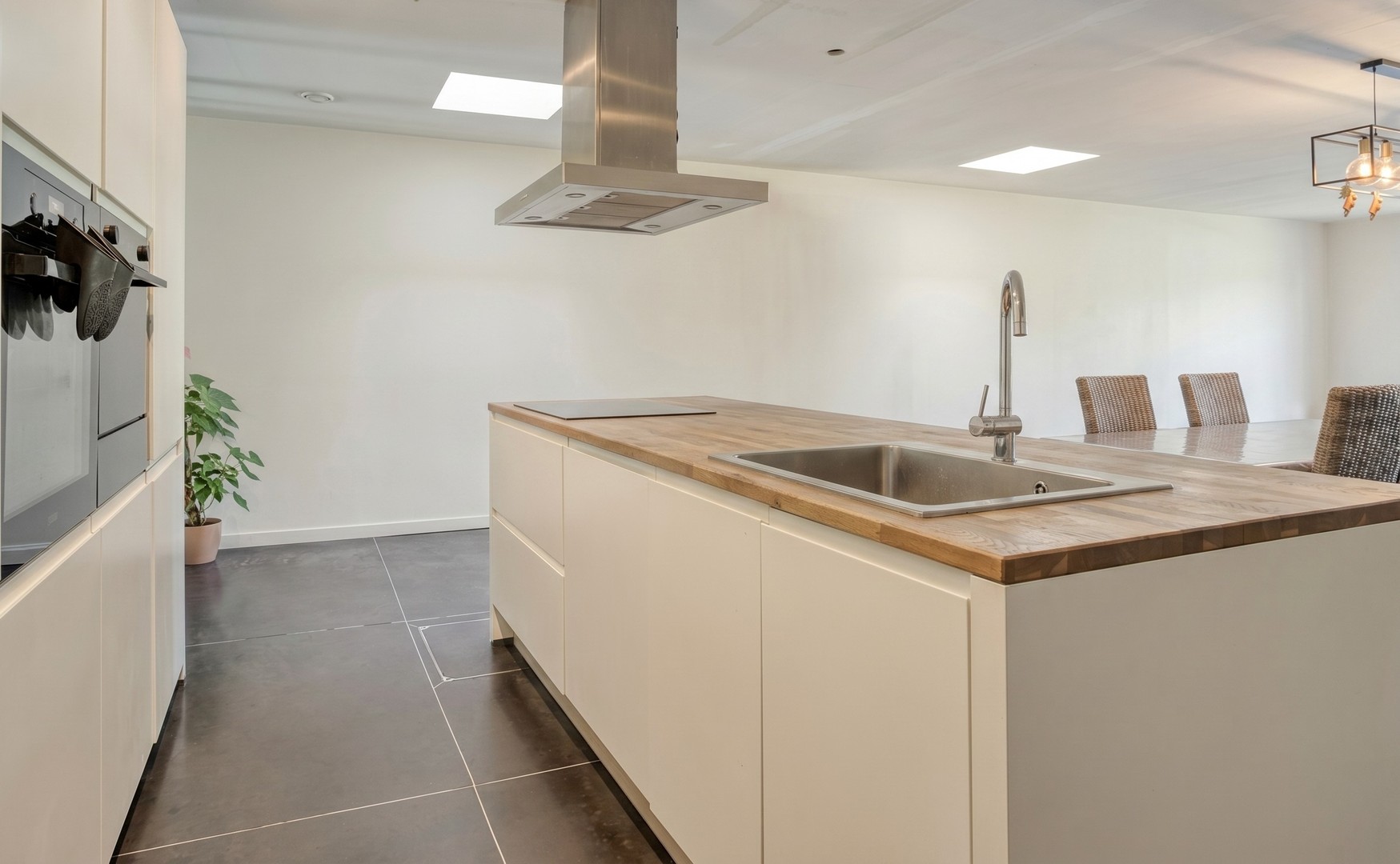 Instapklare en energiezuinige tussenwoning met 5 slaapkamers en zonnige tuin in Roeselare-Beveren - foto 4