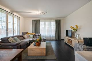 Rustig gelegen gelijkvloers appartement met twee slaapkamers en tuin. <br /><br />Indeling en omschrijving:<br />Via de inkomhal betreedt u het appartement. Aan de rechterzijde bevindt zich de praktische berging met aansluitingen voor wasmachine en droogkast. Links vindt u de eerste slaapkamer met aansluitende badkamer. De volledig betegelde badkamer is voorzien van een dubbele lavabo met meubel, douche en toilet. Verder in de hal bevindt zich de tweede slaapkamer en een apart gastentoilet. Aan de voorzijde van het appartement geniet u van de lichtrijke leefruimte. Vanuit de woonkamer heeft u toegang tot het zuidgeoriënteerde terras met tuin. De keuken is uitgerust met spoelbak, kookplaat, dampkap, kasten en koelkast. Tot slot beschikt het appartement over een praktische kelderbeging in het ondergrondse complex. <br /><br /><span>Extra info: autoplaats optioneel bij aan te kopen voor € 21.900 I EPC 224 kWh/ (m² jaar) label C I infoplicht: Vg, Wg, Gvv, Gvkr, Gmo I watertoets: P-score: A I G-score: A.</span>