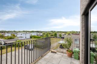 Rustig gelegen in de woonwijk Heuveldal, net buiten het stadscentrum, vind je dit instapklaar appartement op de tweede verdieping.<br /><br />Het appartement is bereikbaar via trap en lift en voorzien van extra brede deuren.<br />Uitstekend EPC 92 of label A.<br /><br />INDELING: <br />x ruime, lichtrijke woonkamer met breed schuifraam naar een mooi zonneterras; <br />x open ingerichte keuken; <br />x slaapkamer 1 (4m52 x 2m95); <br />x slaapkamer 2 (3m75 x 2m95); <br />x badkamer met bad/douche en lavabomeubel met 2 wastafels; <br />x apart toilet; <br />x ruime berging met CV, voorzieningen voor wasmachine en ventilatiesysteem D.<br />x verder een berging in de kelderverdieping.<br /><br />In het gebouw is een gemeenschappelijke fietsenstalling.<br /><br />Momenteel is dit appartement verhuurd. Ook ideaal als investering.<br /><br />📞 Interesse? Plan dan snel een bezoek door te bellen naar 012 23 00 23 of stel je vragen aan roland@immo-leroi.be.