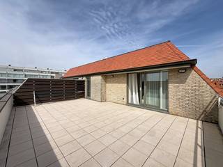 Exclusieve penthouse op de 8e verdieping met een uitzonderlijk en panoramisch uitzicht over het duinen en natuurgebied van Nieuwpoort-Bad. Gelegen op een unieke toplocatie, op wandelafstand van de zee, winkels en openbaar vervoer.<br />Dit recent gerenoveerde appartement werd met oog voor detail afgewerkt en biedt een stijlvolle, hedendaagse woonbeleving.<br />De indeling omvat een inkomhal met apart toilet, een moderne badkamer met inloopdouche en twee slaapkamers, waarvan één met vrijstaand ligbad. De lichtrijke leefruimte met open keuken geeft uit op het zuidgerichte terras, waar u geniet van een uniek panorama over de omliggende natuur.<br />Mogelijkheid tot aankoop van een gunstig gelegen garagebox in het ondergronds complex