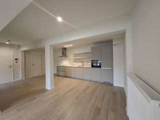 Volledig gerenoveerde luxe appartement met ‘state-of-art’ afwerking en veel lichtinval te Antwerpen-centrum in de levendige wijk tussen het ‘Stadspark’ en het ‘Centraal-Station’, in een totaal gerenoveerd project met moderne en aantrekkelijke voorgevel. Het betreft hier een appartement met een ruime woonkamer met toegang tot aangenaam terras en ingerichte ‘Pico-Bello’ keuken met kookplaat, dampkap, oven, koel- en ijskast en aansluiting voor vaatwas, nachthal, apart gastentoilet met handenwasser, en 3 slaapkamers waarvan één met toegang tot balkon en en-suite badkamer met inloopdouche en één met en-suite badkamer met ligbad, toilet en wastafel. . Extra: 2 liften, videofonie, Fietsenberging, aansluiting W/D, eerste bewoning na renovatie, privatieve kelder. Ideaal voor starters en/of expats. Onmiddellijk beschikbaar: Lage algemene onkosten - individuele meters. Huurprijs: € 1.900 + € 40 a.o. Optie tot huren van een nabijgelegen parking. Enkel serieuze kandidaten! Wenst U meer info te bekomen of een bezichtiging in te plannen? Contacteer dan zeker ons kantoor: 0492507777– verhuur@empire-estates.be