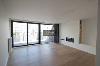 Dit perfect instapklaar duplex appartement van 115m², gelegen in het centrum van Deinze. Het appartement bevindt zich op de 3de & 4de verdieping. Het appartement beschikt over een riante woonkamer met gashaard, een groot zonnig terras, toilet, achteraan de open volledig ingerichte keuken met nog een terras. Via de vestiaire en trap kom je op bovenste verdieping die beschikt over 2 slaapkamers, of slaapkamer/dressing, apart toilet en de badkamer is voorzien van een douche, ligbad en een dubbele wastafel. De gemeenschappelijke kosten bedragen 75 euro/maand.<br />Voor meer info contacteer Wim op 0492 68 38 38 of wim@lannimmo.be <br />