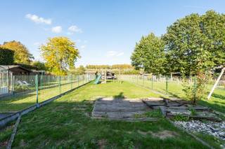 <p>Ruime gesloten bebouwing in Buggenhout met 5 slaapkamers, grote tuin en vlotte bereikbaarheid.</p>
<p> </p>
<p>Deze ruime woning in de Kamerstraat in Buggenhout biedt alle troeven voor wie op zoek is naar veel leefruimte en een groene omgeving dichtbij alle voorzieningen. Met maar liefst 5 slaapkamers is dit huis ideaal voor grote gezinnen, thuiswerk of hobbyruimte. De grote tuin van 286 m² geniet van een aangenaam groen uitzicht en vormt een heerlijke plek om tot rust te komen. Parking voor de deur en de gunstige ligging nabij scholen, openbaar vervoer, het treinstation en belangrijke invalswegen zorgen voor extra comfort in het dagelijkse leven. Dankzij de centrale maar rustige ligging combineert deze woning ruimte, bereikbaarheid en wooncomfort.</p>
<p> </p>
<p>Belangrijkste ruimtes:<br />• Ruime living (33 m²) met veel mogelijkheden voor een gezellige zithoek en eetplaats.<br />• Keuken (13 m²) uitgerust met dubbele spoelbak, oven, gas kookplaat, dampkap en ingemaakte kasten.<br />• Badkamer (11 m²) voorzien van ligbad, douche, toilet en enkele lavabo.<br />• Vijf slaapkamers van 6 m², 8 m², 11 m², 19 m² en 20 m².<br />• Berging (8 m²) met extra opbergruimte.<br />• Garage (9 m²).<br />• Kelder (7 m²) voor extra stockage.<br />• Grote tuin (286 m²) met groen uitzicht.</p>
<p> </p>
<p>Troeven:<br />• Zeer ruime woning met 5 slaapkamers en veel gebruiksmogelijkheden.<br />• Grote tuin met aangenaam groen uitzicht.<br />• Parking voor de deur en uitstekende ligging nabij voorzieningen en invalswegen.</p>
<p> </p>
<p>Neem vandaag nog contact op met je ERA-makelaar voor een bezoek.</p>
<p> </p>
<p>JOUW DROOMHUIS. ZO GEVONDEN!</p>