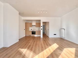 À 300m de la MER se trouve cet appartement RÉNOVÉ AVEC STYLE comprenant 2 CHAMBRES et 2 TERRASSES! Cet appartement BAIGNÉ DE LUMIÈRE (2e étage) est situé dans une petite résidence de standing et comprend: hall d'entrée, séjour lumineux (grandes baies vitrées) donnant accès à la TERRASSE ensoleillée à l'avant, cuisine ouverte moderne (e.a. plaque à induction, four, réfrigérateur avec compartiment congélateur, ...), salle de bains (douche, lavabo, WC, sèche-serviettes) et 2 chambres, dont une donnant sur la terrasse arrière. Atouts: chauffage central au gaz, double vitrage en PVC, INSTALLATION ÉLECTRIQUE CONFORME, EMPLACEMENT IDÉAL: quartier résidentiel et à proximité de la plage, des transports en commun, des commerces, … Un pur bonheur!<br />