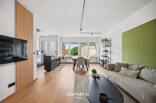 <p>***Appartement rénové et lumineux, idéalement situé à Kessel-Lo***</p><p>Situé dans la rue Franz Schollaert, une artère calme et résidentielle, vous profiterez d'un cadre de vie agréable au cœur de Kessel-Lo. Ce quartier adapté aux enfants allie tranquillité et qualité de vie à une excellente accessibilité. La gare de Louvain, le centre-ville, les écoles, les commerces et les transports en commun se trouvent à proximité, tandis que la vie animée de la ville de Louvain reste toujours à portée de main.</p><p>À quelques minutes à pied ou à vélo se trouve le très prisé domaine provincial de Kessel-Lo, une oasis de verdure où vous pourrez pratiquer des activités sportives, vous détendre, vous promener et vous divertir. Grâce à cet emplacement idéal, les appartements de ce quartier comptent parmi les plus recherchés de Kessel-Lo.</p><p>Cet appartement entièrement rénové dispose d’une surface habitable de 71 m² et bénéficie d’un label EPC B avantageux. L’agencement comprend un espace de vie lumineux avec cuisine ouverte, deux chambres, une salle de bains et une terrasse orientée sud-est. De plus, l’appartement dispose d’un débarras pratique en sous-sol et d’une place de garage privée dans le parking souterrain, idéale pour votre voiture et vos vélos.</p><p>Vous recherchez un appartement prêt à emménager dans un emplacement exceptionnel ? Contactez-nous dès aujourd’hui pour organiser une visite au 016 229 228 ou à l’adresse office@connect-immo.be.</p><p>PEP : 127 kWh/m² par an – Label B – UC : 2893417<br />Wg – Gdv – Vvg – Gvkr</p>