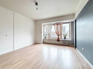 Appartement gelegen op de 2e verdieping. Het appartement bestaat uit een inkomhal, een berging, een keuken, een woonkamer, een badkamer met douche,...