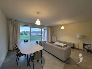 <p><span>Bel appartement de construction récente à louer dans le centre de Herent.</span></p><p><span>Proche de la gare ( Louvain - Bruxelles ) et à deux pas de l'entrée de l'autoroute.</span></p><p><span>Accès très facile aux magasins.</span></p><p><span> </span></p><p><span>L'appartement dispose d'un beau living lumineux, d'une terrasse ensoleillée le soir, d'une cuisine équipée avec tous les appareils électroménagers nécessaires (plaque de cuisson à induction, réfrigérateur, four combiné, lave-vaisselle, double lavabo) et d'une belle salle de bain équipée d'une douche spacieuse, d'un double lavabo avec meubles et d'un radiateur sèche-serviettes XL ( ).</span></p><p><span>Dans le couloir, il y a des toilettes séparées avec un lavabo et un grand débarras avec un espace technique et une buanderie.</span></p><p><span>Il y a une belle chambre de 13m².</span></p><p><span>Pour la voiture, il y a un grand espace de stationnement privé avec un espace de stockage supplémentaire fermé à clé et il y a également des facilités de stationnement pour les vélos.</span></p><p><span> </span></p><p><span>L'appartement répond à des normes environnementales très strictes et a une consommation économique en raison du faible niveau E.</span></p><p><span> </span></p><p><span>Disponible à partir du 1er septembre 2025.</span></p><p><span>Avance sur charges mensuelles 45 euros.</span></p><p><span> </span></p><p><span>Intéressé(e) ? </span><span>Demandez votre visite via notre site web.</span></p>