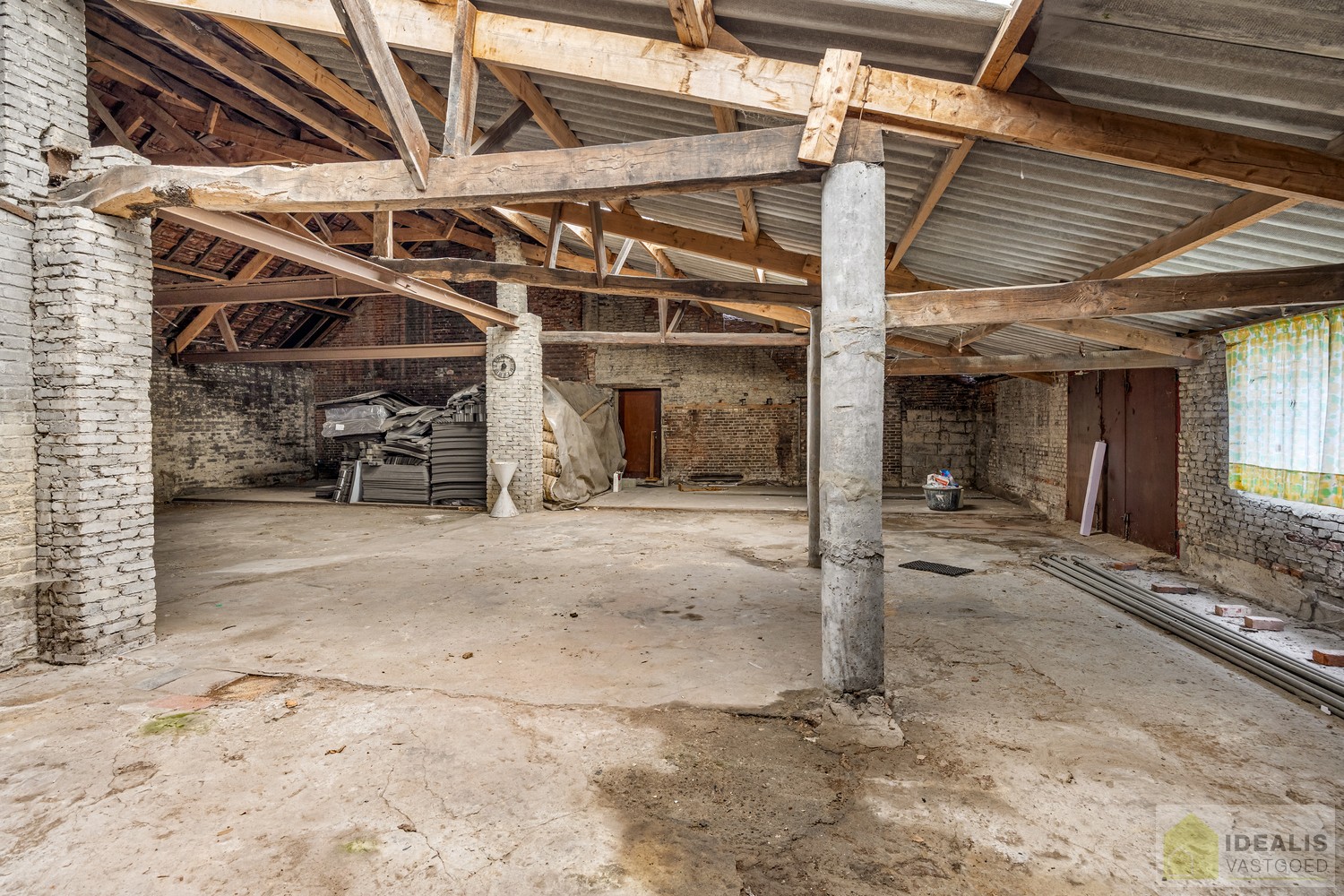 IDEALIS VASTGOED – LOODS/OPSLAGRUIMTE (+-220M²) UITERST GESCHIKT VOOR WIE OP ZOEK IS NAAR RUIMTE EN OPSLAG IN HET CENTRUM VAN PEER OP EEN ZEER GUNSTIGE LOCATIE! - foto 5