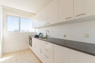 <p>Dit ruime appartement, gelegen aan de Stenenbrug 10, biedt heel wat potentieel voor wie op zoek is naar een woning die volledig naar eigen smaak kan worden ingericht.</p><p>Dankzij de ligging op de 6ste verdieping geniet het appartement van veel natuurlijke lichtinval en een mooi uitzicht. De ruime leefruimte vormt het hart van de woning en biedt volop mogelijkheden om er een gezellige thuis van te maken.</p><p>De keuken werd recent vernieuwd. Verder beschikt het appartement over twee ruime slaapkamers, waarvan één met toegang tot een terras. Ook de ruime badkamer met bad, het aparte toilet en de praktische berging zorgen voor extra comfort. In de inkomhal zijn bovendien ingebouwde kasten aanwezig, ideaal voor extra opbergruimte.</p><p>Het appartement is toe aan opfrissing, maar biedt tal van mogelijkheden om het volledig naar eigen smaak in te richten en om te toveren tot een warme, moderne en gezellige woonplek.</p><p>Ook de ligging is een grote troef. Het appartement bevindt zich op de hoek van de Turnhoutsebaan, waar u een ruim aanbod aan winkels, heerlijke restaurants, warme bakkers, slagerijen en andere handelszaken vindt.</p><p>Het openbaar vervoer bevindt zich aan de overkant van de straat en ook het treinstation ligt vlakbij. Dankzij deze uitstekende bereikbaarheid kunt u zich gemakkelijk verplaatsen te voet, met de fiets of met het openbaar vervoer. Bovendien bereikt u de Keyserlei, Opera en de Meir op slechts enkele minuten.</p><p>Een appartement met ruimte, licht en een mooi uitzicht, op een centrale locatie en met alle ingrediënten om er een prachtige thuis van te maken!</p><p>Interesse? Neem contact op voor meer informatie of een bezichtiging: info@markasa.be of 03/827.72.92</p>