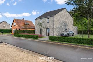 Voor meer info en foto’s, surf naar www.swevers.be – Op een royaal perceel van 12a 22ca vind je deze vrijstaande woning in de Mierheuvelstraat 32 te Paal. De woning, gebouwd in 1949, beschikt over 143 m² bewoonbare oppervlakte en is toe aan renovatie – een uitgelezen kans om volledig naar eigen smaak te herinrichten. Enkele vernieuwingen, zoals een vernieuwde badkamer en recente stookolieketel, zijn reeds uitgevoerd. Het gelijkvloers omvat o.a. een lichtrijke leefruimte, praktische keuken, vernieuwde badkamer, inpandige garage en een slaapkamer. Op de verdieping bevinden zich drie extra slaapkamers met diverse invulmogelijkheden. De woning beschikt eveneens over een kelder en veranda met zicht op de tuin. De noordwestelijk georiënteerde tuin biedt tal van mogelijkheden. Bovendien zijn er interessante ontwikkelingsopties: zo kan men op het naastliggende perceel bouwen, of kiezen voor volledige herontwikkeling tot één open en twee halfopen bebouwingen (mits vergunning). Gelegen vlakbij E313, scholen, winkels en openbaar vervoer, combineert deze locatie ruimte en bereikbaarheid. Voor meer informatie, bel 011 255 155. Bron bewoonbare oppervlakte: EPC – verslag. Dit pand is onderworpen aan de renovatieverplichting van de Vlaamse overheid voor residentiële gebouwen (behoudens bij sloop binnen 5 jaar na de aankoop). Consulteer voor meer informatie de website van het Vlaams Energie- en Klimaatagentschap via https://www.vlaanderen.be/een-huis-of-appartement-kopen/renovatieverplichting-voor-residentiele-gebouwen.