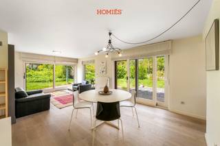 Graag stellen wij u deze vrijstaande woning op een perceel van 9 are, gelegen aan de Sint-Jansbergsesteenweg in Heverlee, met een vlotte bereikbaarheid en nabijheid van bushaltes, winkels en belangrijke verbindingswegen. Bij het betreden van de woning komt u in de inkomhal, die toegang biedt tot de lichtrijke leefruimte met grote raampartijen, wat zorgt voor een aangename natuurlijke lichtinval en een open gevoel. De leefruimte sluit aan op de volledig geïnstalleerde keuken en een aparte bureauruimte, ideaal voor thuiswerk. Verder beschikt het gelijkvloers over een polyvalente ruimte die vroeger dienst deed als kapperszaak en vandaag tal van mogelijkheden biedt (praktijk, hobbyruimte, kantoor…), een praktische berging met aansluiting voor wasmachine en droogkast, en een gastentoilet. Op de eerste verdieping bevinden zich drie volwaardige slaapkamers en een badkamer uitgerust met een douchebad, lavabo en een tweede toilet. Buiten geniet u van een rustige tuin waar u in alle privacy kan ontspannen. Bijkomende pluspunten zijn de aanwezigheid van een vergunde carport en een praktisch tuinhuis. Verder is er tevens voldoende parkeergelegenheid naast de woning. Kortom, een veelzijdige woning met tal van mogelijkheden op een goed bereikbare locatie in Heverlee. Interesse? Contacteer ons via info@homies.be of 016 22 82 22 voor meer informatie of een bezoek ter plaatse. HOMIÉS an Eye for Immo!