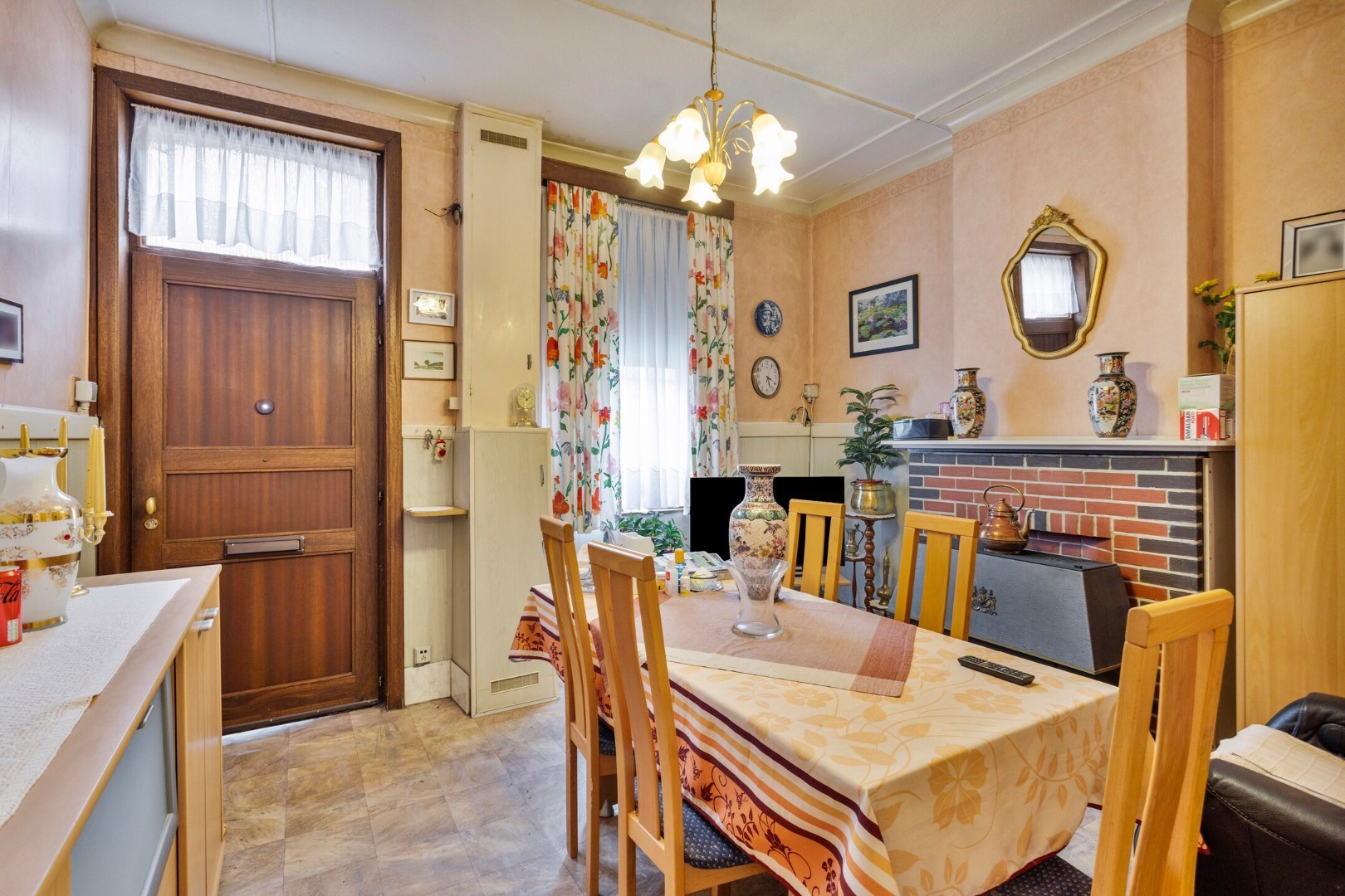 TE RENOVEREN GEZINSWONING MET 2 SLPKS TUIN EN STAANPLAATS - foto 3