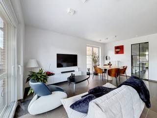 <p>Moderne, perfect onderhouden EPC-A woning. Deze halfopen woning combineert hedendaags wooncomfort met een praktische indeling en een heerlijk onderhoudsvriendelijke tuin. Bij het binnenkomen verwelkomt de inkomhal je met een gastentoilet, kan je links naar een volwaardige bureau/praktijkruimte gaan en rechts heb je toegang tot de lichtrijke leefruimte. Hier geniet je van een gezellige zit- en eethoek met een mooi zicht op de tuin. De open en volledig geïnstalleerde keuken sluit naadloos aan en biedt bovendien directe toegang tot de garage met wasplaats.</p>
<p>Buiten wacht een mooi verzorgde tuin met gezellig terras, ideaal om te ontspannen of gezellig te tafelen. De ruime oprit biedt plaats aan maar liefst 7 wagens, een absolute troef!</p>
<p>Op de eerste verdieping bevinden zich 3 comfortabele slaapkamers, een badkamer met inloopdouche, ligbad en lavabo én een apart toilet. Via een trapluik bereik je de ruime bergzolder.</p>
<p>Een moderne, verzorgde gezinswoning met ruimte, comfort én een uitstekende praktische indeling. Zeker een bezoekje waard!<br /><br />Extra troeven<br /><br /></p>
<ul>
<li>EPC A</li>
<li>zonnepanelen en 10kWH batterijsysteem</li>
<li>ventilatiesysteem type D</li>
<li>regenwaterput 10000 l</li>
<li>parket vloeren</li>
<li>handige inbouwkasten</li>
<li>nabij scholen, winkels, bushalte, belangrijke invalsweg</li>
<li>instapklaar</li>
</ul>
<p><br />Deze woning is te koop ZONDER makelaar via het concept van Smart Houses. Wenst u verdere inlichtingen of een bezoek? Contacteer rechtstreeks de eigenaar via 0479/433.556</p>