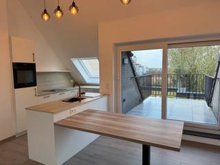 verhuurd appartement als ideale investering ! dit mooie dakappartement is voorzien van eigen zonnepanelen en geothermische warmtepomp, vloerverwarming en vloerkoeling, mooie ceramische parketvloer, leefruimte met groot terras en met prachtige open keuken composiet, alle toestellen, ruime badkamer, 2 slaapkamers, lift, zolder, ingemaakte kasten, berging, wasplaats, ventilatie D, geschilderd, verlichting, carport met berging is inbegrepen in de koopsom, verhuurd voor 1.050 euro per maand, zeer veilige investering. let op ook investeerders kopen hier aan 6 % BTW voor een splinternieuw appartement !