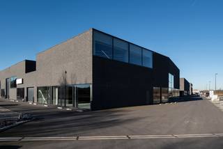 Te huur: showroom/kantoor van 242,5m² (met opslag) met 4 parkeerplaatsen.<br />Ideaal gelegen in Kampenhout en perfect geschikt voor ondernemers die op zoek zijn naar een combinatie van werkruimte, showroom, en opslagfaciliteiten.<br /><br />Wat krijg je?<br />Een locatie waar je werkelijk alles mee kunt doen (oke ja, bijna alles ).<br /><br />Waarom is dit dé plek voor jou?<br />✅ Centraal gelegen: Tussen Mechelen en Leuven, en ook nog dichtbij Brussel én Antwerpen.<br />✅ Perfect voor ondernemers: Klanten ontvangen, demo’s geven, een creatieve uitvalsbasis, extra stock willen plaatsen... hier kan het allemaal.<br />✅ Gezellig en klaar voor actie: Airco voor de zomer, een warmtepomp voor de winter, en daglicht waar je blij van wordt.<br />✅ Aparte Depot met grote sectionale poort inbegrepen: Rijd je bestelwagen naar binnen of gebruik de extra opslagruimte voor je voorraad.<br />✅ Extra’s die je dag maken: Een keuken met ingebouwde vaatwasser (voor al die koffietjes) én een gezellig toilet (want... je weet wel na al die koffietjes).<br /><br />Ben jij klaar om deze ruimte nieuw leven in te blazen en jouw eigen verhalen te schrijven?<br /><br />✨Indeling en Specificaties:<br />• Volledig ingerichte KMO-unit van 242m²<br />• Showroom/Kantoorruimte: Een professioneel afgewerkte ruimte, ideaal om klanten te ontvangen of administratieve taken uit te voeren.<br />• Opslagruimte: Uitgerust met een sectionaalpoort (B400 x H275 cm) voor gemakkelijke toegang en logistiek.<br />• Keuken en Sanitair: Volledig ingerichte keuken met vaatwasser en combi-oven, plus moderne sanitaire voorzieningen.<br /><br />✨Extra Troeven:<br />• LED-verlichting: Energiezuinige verlichting door de hele unit.<br />• Warmtepomp: Voor efficiënte verwarming en koeling.<br />• Nieuwe technieken: Moderne infrastructuur voor optimaal gebruiksgemak.<br />• Parkeerplaatsen: Inclusief 4 parkeerplaatsen én 2 dubbele elektrische laadpalen (4 laadpunten) voor medewerkers en bezoekers.