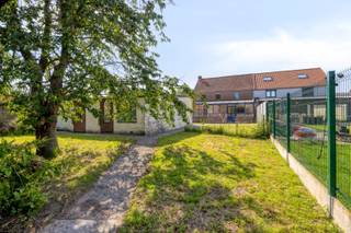 Deze prachtige half open bebouwing is gelegen in het mooie Bierbeek op een toplocatie. Volledig omgeven door het groen met een ongelofelijk uitzicht en dit in een zeer rustig straatje. De woning beschikt over een gezellige ruime tuin, dubbel garage en buitenberging/keuken. <br />De woning is gebouwd in 1980 en heeft een perceeloppervlakte van 8are 97ca en een bewoonbare oppervlakte van 221m². <br /><br />De tuin is gelegen op het westen, waardoor je 's middags en 's avonds heerlijk van de zon kunt genieten. Met 4 slaapkamers is er genoeg ruimte voor het hele gezin. Verder zijn er nog 2 paardenstallen aanwezig en een werkruimte. <br />Daarnaast zijn er 1 badkamer en 1 doucheruimte in de woning, wat zorgt voor extra comfort en gemak. De leefruimte is zeer ruim met veel lichtinval en de half open keuken is recent geplaatst en voorzien van alle toestellen. De woning is zeer goed onderhouden en biedt veel mogelijkheden.<br /><br />De ligging in Bierbeek is ideaal, met alle voorzieningen en faciliteiten in de buurt. Het EPC-attest is label D wat betekent dat de woning energiezuinig is. <br /><br />Kortom, deze woning in Bierbeek is een ideale plek voor wie op zoek is naar een ruime en comfortabele woning met veel mogelijkheden. Met een grote tuin, dubbel garage, 4 slaapkamers en een topligging, is dit een huis waar je je direct thuis zult voelen. <br /><br />Graag een bezoek? Bel David van LED-ON-IMMO op het nummer 0476 98 91 76 of mail naar info@ledonimmo.be. Tot gauw ;)